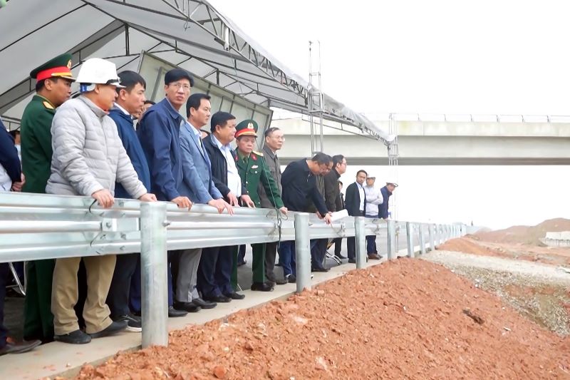 Đoàn kiểm tra số 2 của Chính phủ do Phó Thủ tướng Nguyễn Chí Dũng dẫn đầu kiểm tra các dự án cao tốc Bắc - Nam qua địa bàn Hà Tĩnh.