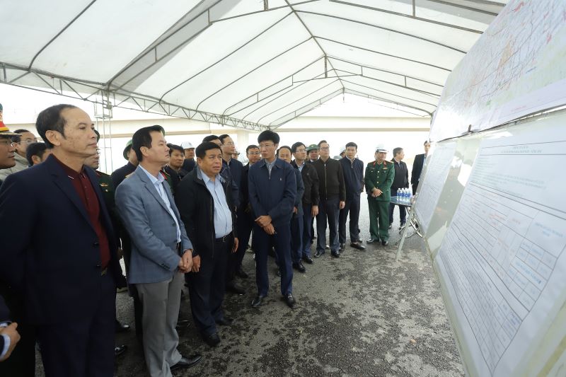 Đoàn kiểm tra nghe chủ đầu tư, nhà thầu báo cáo tiến độ dự án.