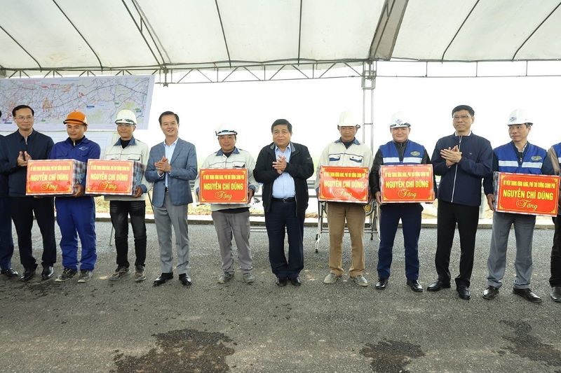 Phó Thủ tướng Chính phủ Nguyễn Chí Dũng tặng quà động viên nhà thầu, công nhân thi công dự án cao tốc Bắc – Nam qua Hà Tĩnh.