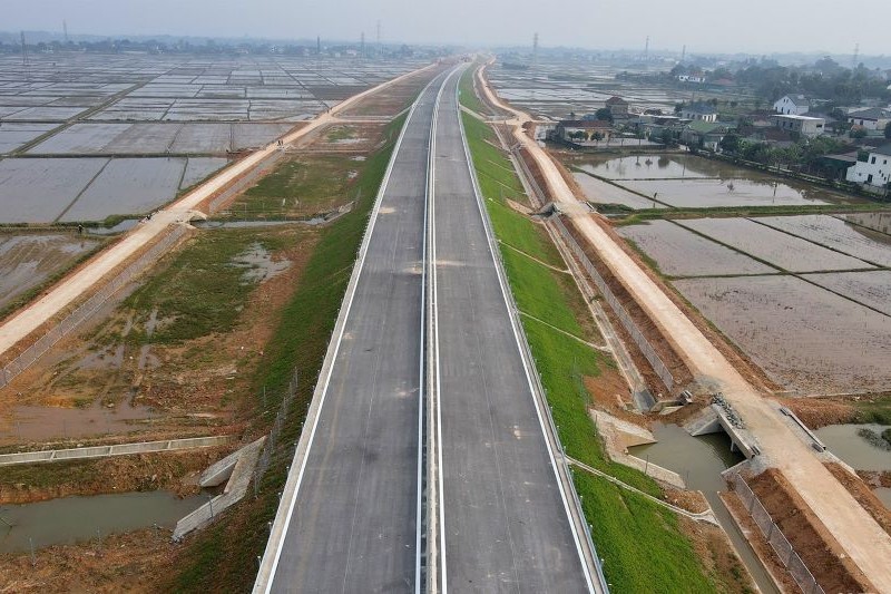 Sau hơn 2 năm thi công, nhiều đoạn tuyến trên cao tốc Bắc - Nam qua Hà Tĩnh đã hình thành rõ nét.