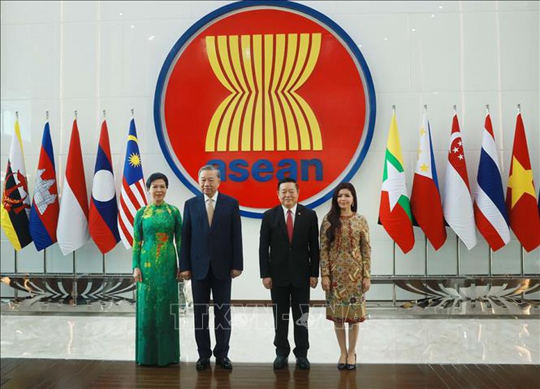 Tổng Bí thư Tô Lâm và Phu nhân cùng Tổng Thư ký ASEAN Kao Kim Hourn và Phu nhân tại Trụ sở Ban Thư ký ASEAN. Ảnh: TTXVN