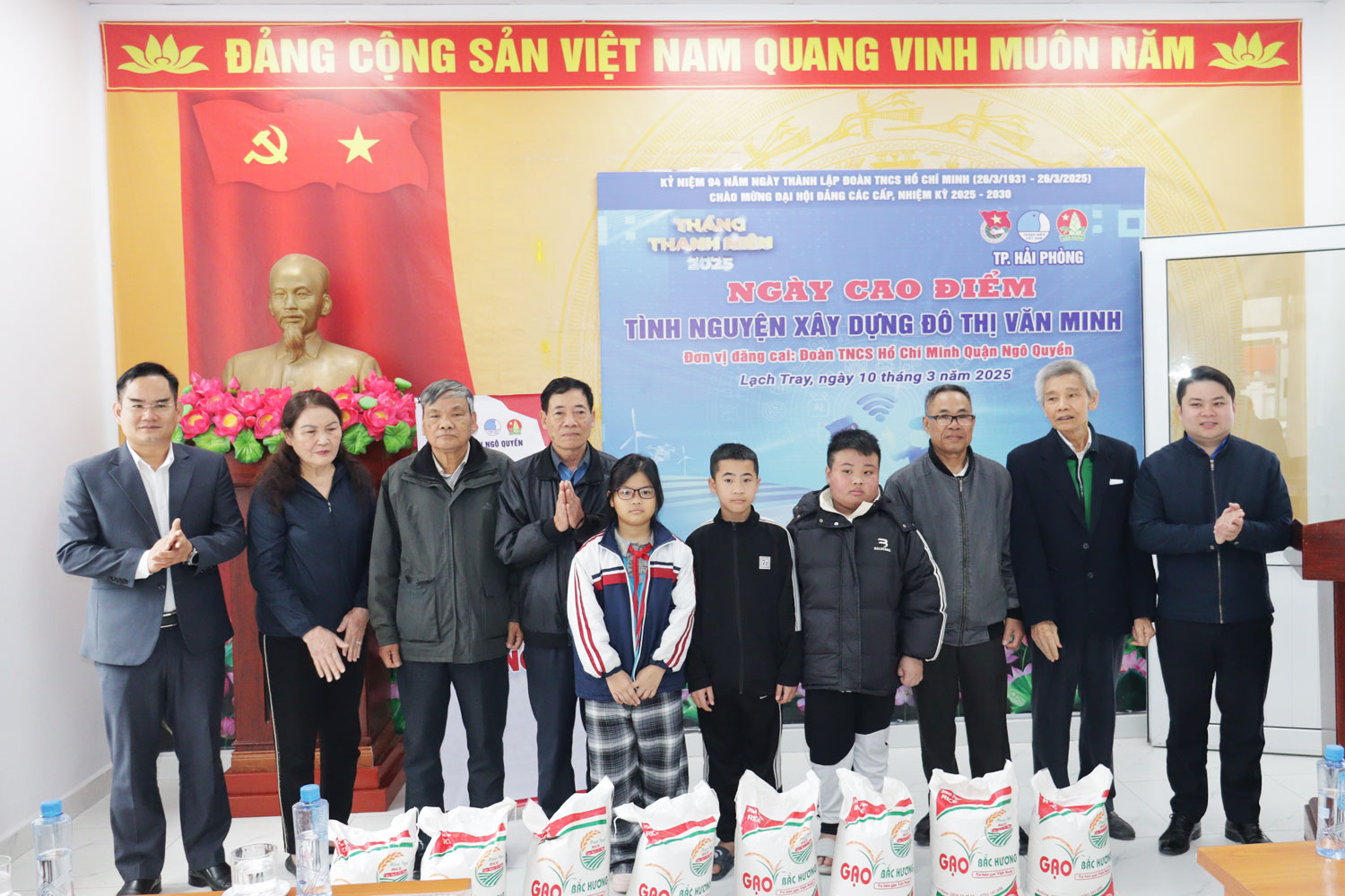 Tặng quà cho các cựu thanh niên xung phong, học sinh có hoàn cảnh khó khăn. Tặng quà cho các cựu thanh niên xung phong, học sinh có hoàn cảnh khó khăn.