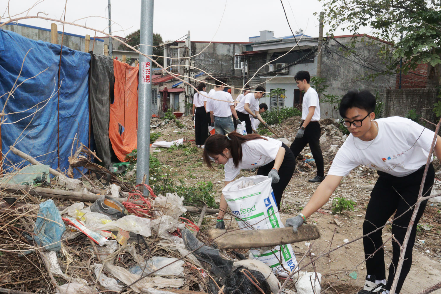 Ra quân triển khai dọn vệ sinh trên địa bàn phường Gia Viên. Ra quân triển khai dọn vệ sinh trên địa bàn phường Gia Viên.