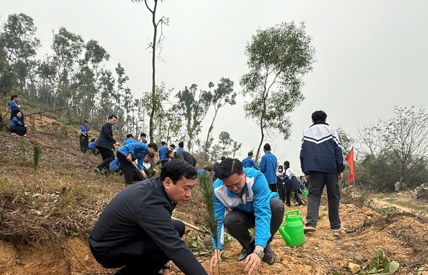 Hoạt động trồng cây hưởng ứng Tháng Thanh niên.