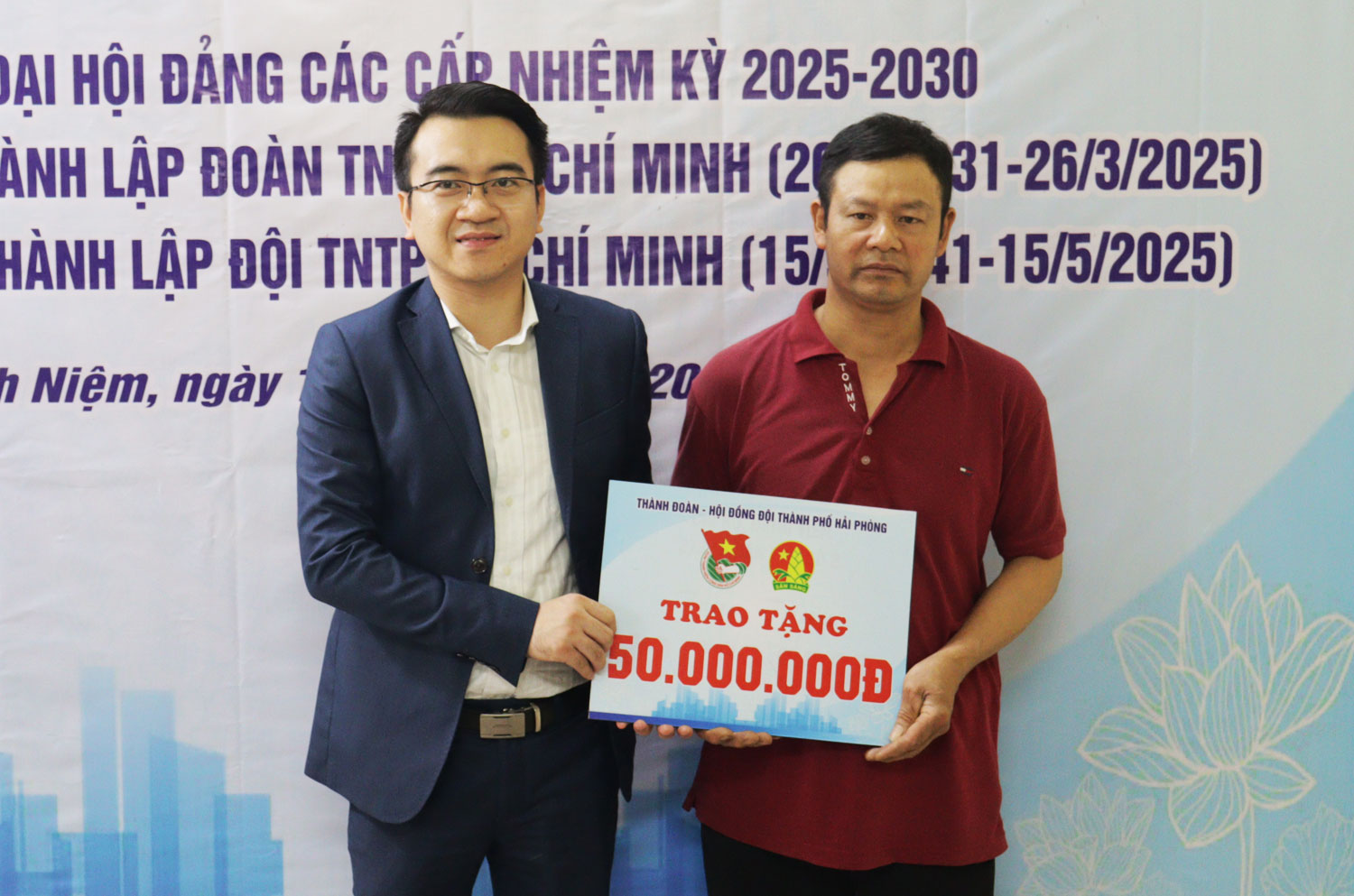 Các tổ chức, đơn vị trao kinh phí hỗ trợ cho gia đình.