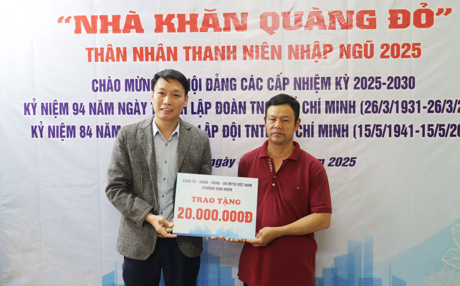 Các tổ chức, đơn vị trao kinh phí hỗ trợ cho gia đình.