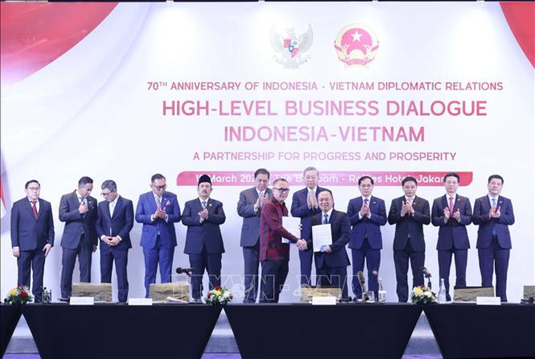 Tổng Bí thư Tô Lâm chứng kiến trao các thoả thuận hợp tác giữa doanh nghiệp Việt Nam - Indonesia. Ảnh: TTXVN