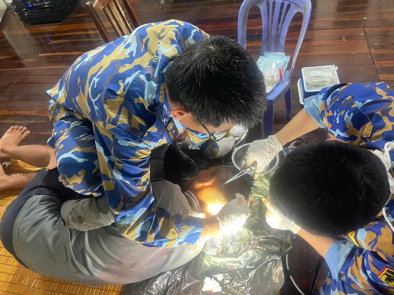 Nhà giàn DK1/10 cấp cứu ngư dân gặp nạn trên biển