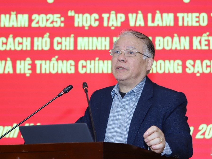 GS.TS Trần Văn Phòng, Ủy viên Hội đồng lý luận Trung ương, nguyên Viện trưởng Viện Triết học, Học viện Chính trị quốc gia Hồ Chí Minh giới thiệu chuyên đề “Học tập và làm theo tư tưởng, đạo đức, phong cách Hồ Chí Minh về Đại đoàn kết toàn dân tộc; xây dựng Đảng và hệ thống chính trị trong sạch, vững mạnh”.