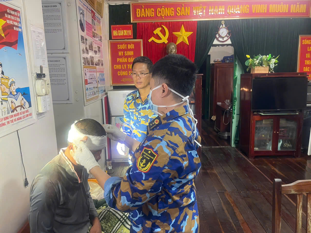 Ngư dân đã được băng bó và vệ sinh kịp thời Ngư dân đã được băng bó và vệ sinh kịp thời