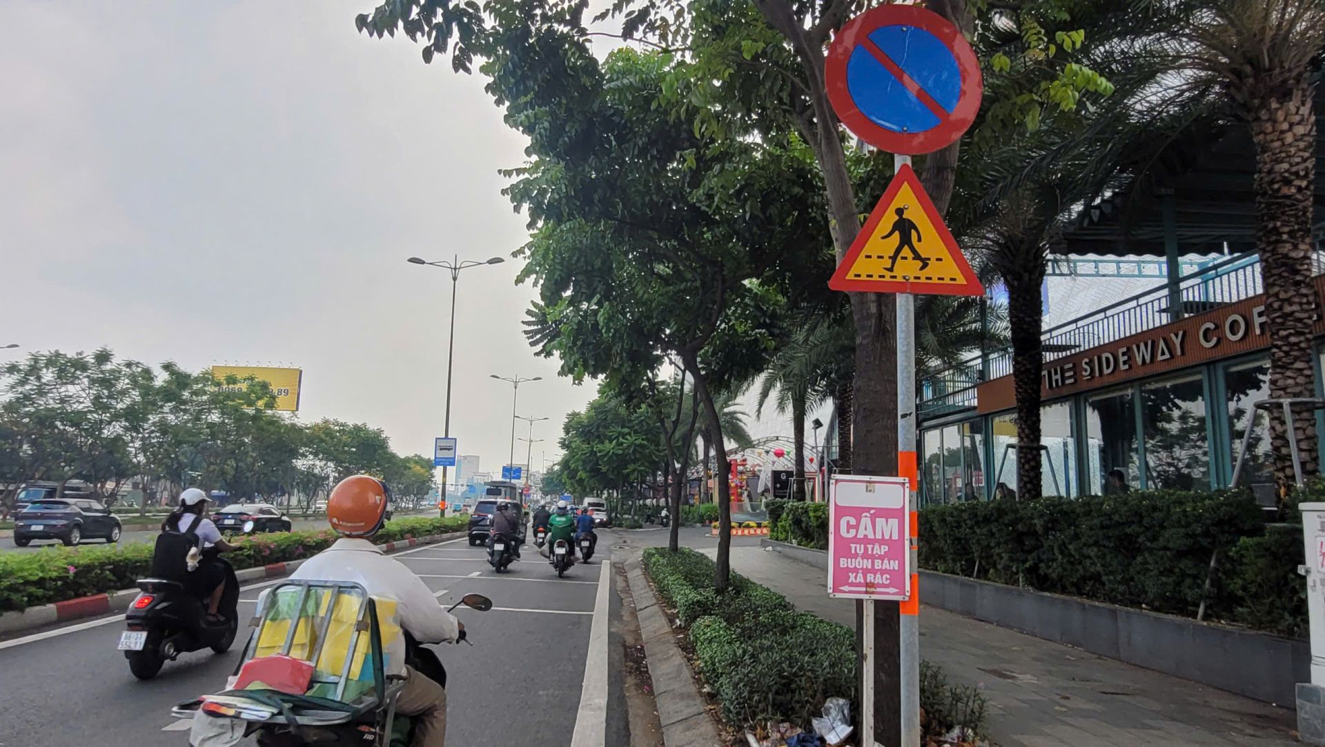 TP. Hồ Chí Minh tổng rà soát biển báo, đèn tín hiệu, điểm giữ xe gây xung đột giao thông