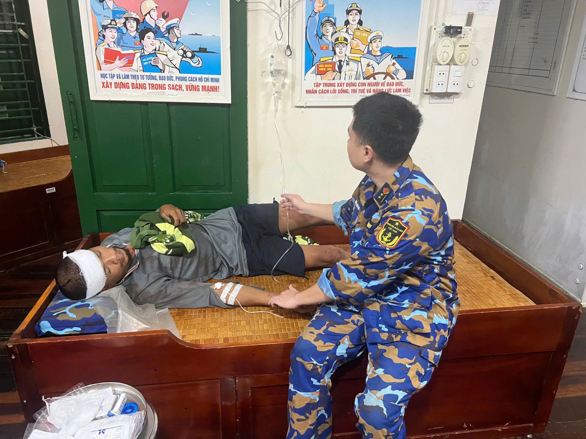 Cán bộ, chiến sĩ Nhà giàn DK1/10 đã chăm sóc và theo dõi sức khỏe ngư dân trước khi về tàu Cán bộ, chiến sĩ Nhà giàn DK1/10 đã chăm sóc và theo dõi sức khỏe ngư dân trước khi về tàu