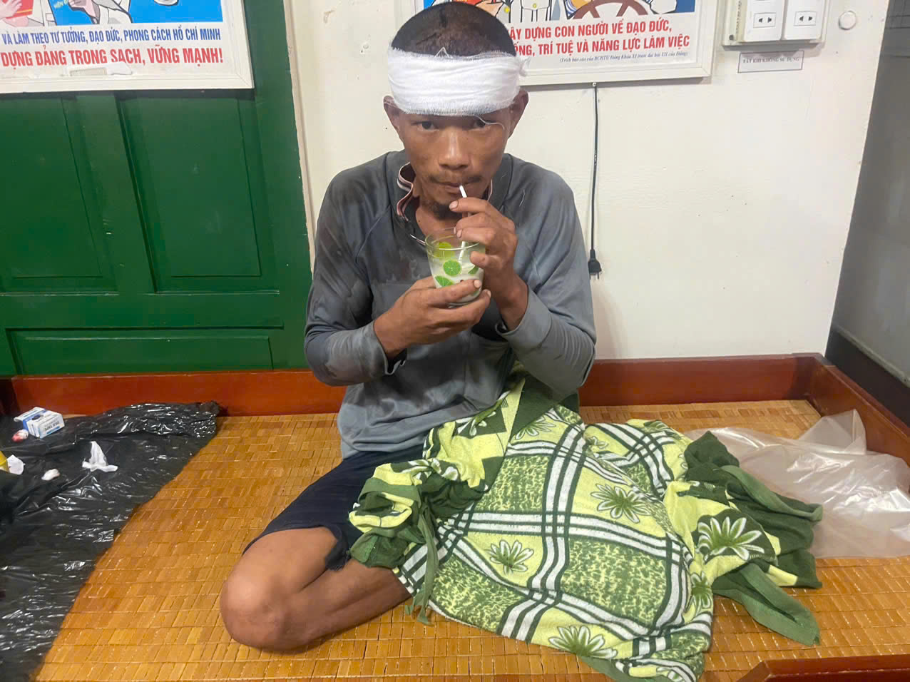 Ngư dân đã hồi phục sức khỏe và có thể về tàu trong đêm Ngư dân đã hồi phục sức khỏe và có thể về tàu trong đêm