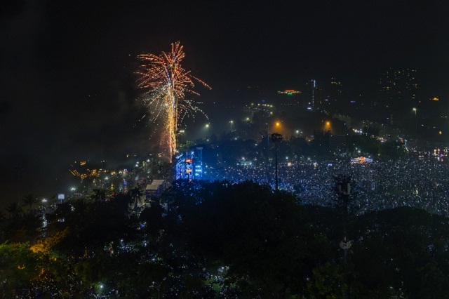 Lung linh sắc màu pháo hoa trên vùng trời TP Quy Nhơn. Ảnh: X-Tuyen Lung linh sắc màu pháo hoa trên vùng trời TP Quy Nhơn. Ảnh: X-Tuyen