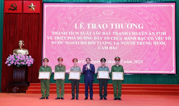 Đồng chí Trịnh Xuân Trường, Chủ tịch Ủy ban nhân dân tỉnh trao thưởng cho tập thể có thành tích xuất sắc trong đấu tranh chuyên án