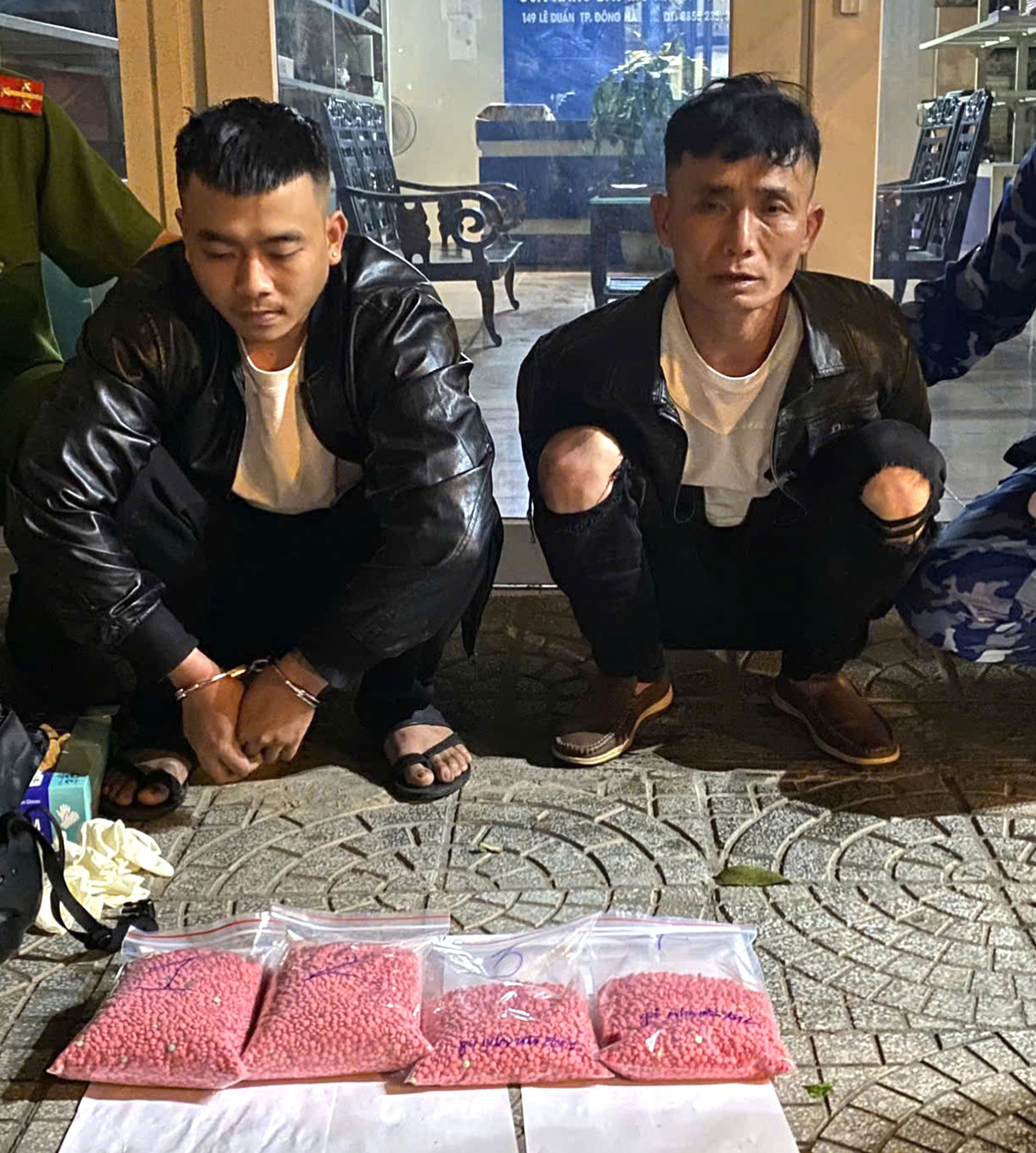 Đối tượng Hoàng Tú Văn (trái) và Nguyễn Phong Tiến (phải) cùng tang vật.