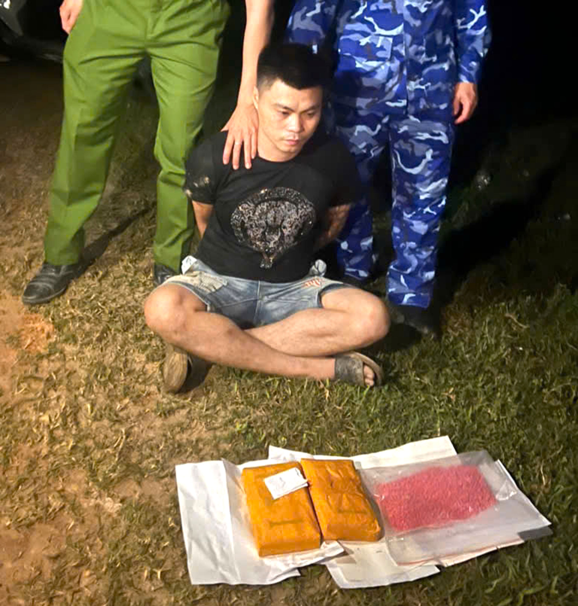 Đối tượng Lê Hoàng Anh và tang vật.