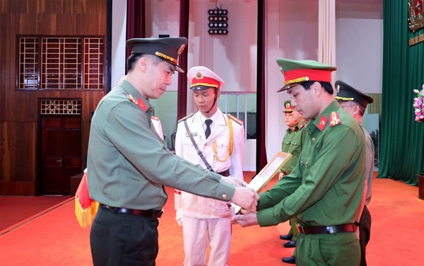 Đồng chí Đại tá Cao Minh Huyền, Ủy viên Ban Thường vụ Tỉnh ủy, Bí thư Đảng ủy, Giám đốc Công an tỉnh thừa ủy quyền lãnh đạo Bộ Công an trao thưởng cho tập thể có thành tích xuất sắc trong đấu tranh chuyên án