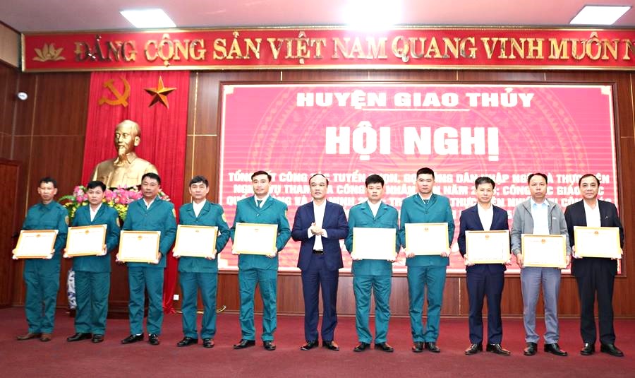 Huyện Giao Thủy khen thưởng những cá nhân, tập thể đạt thành tích xuất sắc trong công tác quốc phòng và an ninh