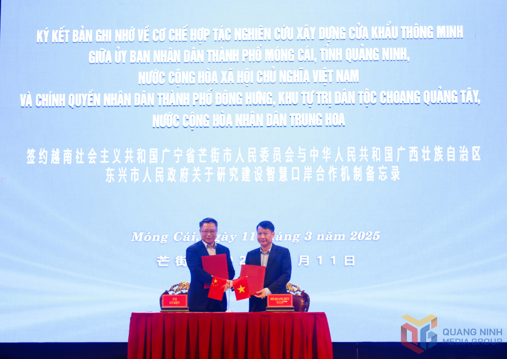 Chủ tịch UBND TP Móng Cái (Việt Nam) Hồ Quang Huy và Thị trưởng chính quyền nhân dân thành phố Đông Hưng (Trung Quốc) Lí Kiện hội đàm,trao đổi các nội dung thúc đẩy hợp tác hữu nghị và ký kết Bản ghi nhớ. Chủ tịch UBND TP Móng Cái (Việt Nam) Hồ Quang Huy và Thị trưởng chính quyền nhân dân thành phố Đông Hưng (Trung Quốc) Lí Kiện hội đàm,trao đổi các nội dung thúc đẩy hợp tác hữu nghị và ký kết Bản ghi nhớ.