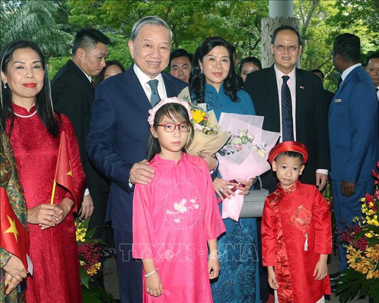 Cán bộ, nhân viên Đại sứ quán, đại diện cộng đồng người Việt Nam tại Singapore đón Tổng Bí thư Tô Lâm và Phu nhân