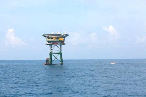 Nhà giàn DK1/10 thuộc Tiểu đoàn DK1, Vùng 2 Hải quân nằm trên bãi cạn Cà Mau. Nhà giàn DK1/10 thuộc Tiểu đoàn DK1, Vùng 2 Hải quân nằm trên bãi cạn Cà Mau.