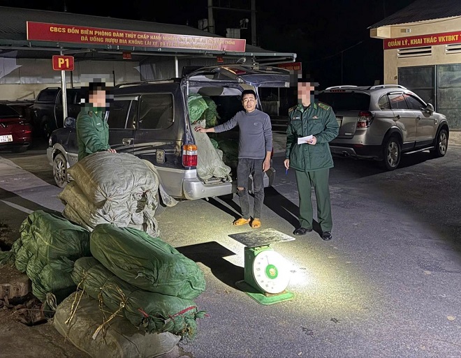 Đối tượng và tang vật vi phạm. Ảnh: Nông Văn Tuấn