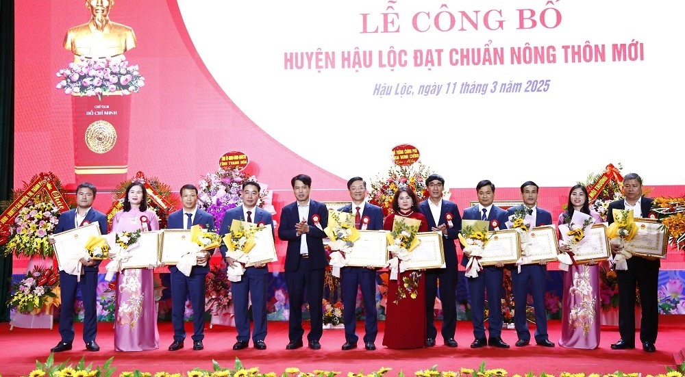 Trưởng Ban Tuyên giáo và Dân vận Tỉnh ủy Đào Xuân Yên và Trưởng Ban Nội chính Tỉnh ủy Nguyễn Ngọc Tiến trao Bằng khen của Chủ tịch UBND tỉnh cho các cá nhân. Trưởng Ban Tuyên giáo và Dân vận Tỉnh ủy Đào Xuân Yên và Trưởng Ban Nội chính Tỉnh ủy Nguyễn Ngọc Tiến trao Bằng khen của Chủ tịch UBND tỉnh cho các cá nhân.