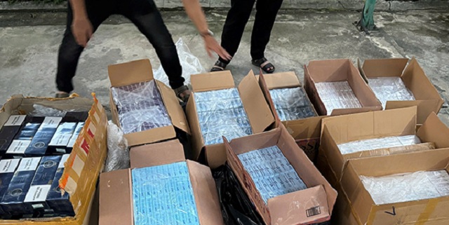 Cận cảnh lô hàng thuốc lá ngoại nhập lậu. Ảnh: Văn Khoa Cận cảnh lô hàng thuốc lá ngoại nhập lậu. Ảnh: Văn Khoa