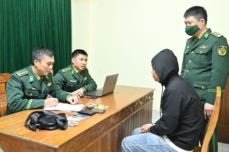 Lực lượng Hải quan và Biên phòng Hà Tĩnh bắt giữ đối tượng Trịnh Xuân Viễn vận chuyển trái phép 1,2kg vàng từ Lào về Việt Nam.