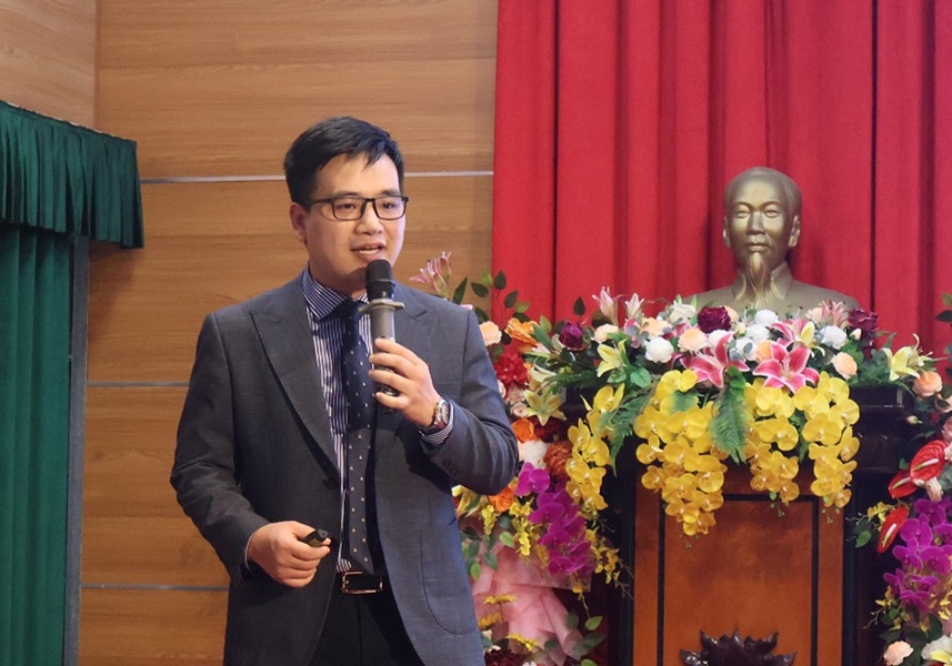 Chuyên gia của Trung tâm ứng dụng AI lãnh đạo Minh Triết - Viện Kinh tế xanh truyền đạt các nội dung về bảo mật, an toàn thông tin tại buổi tập huấn