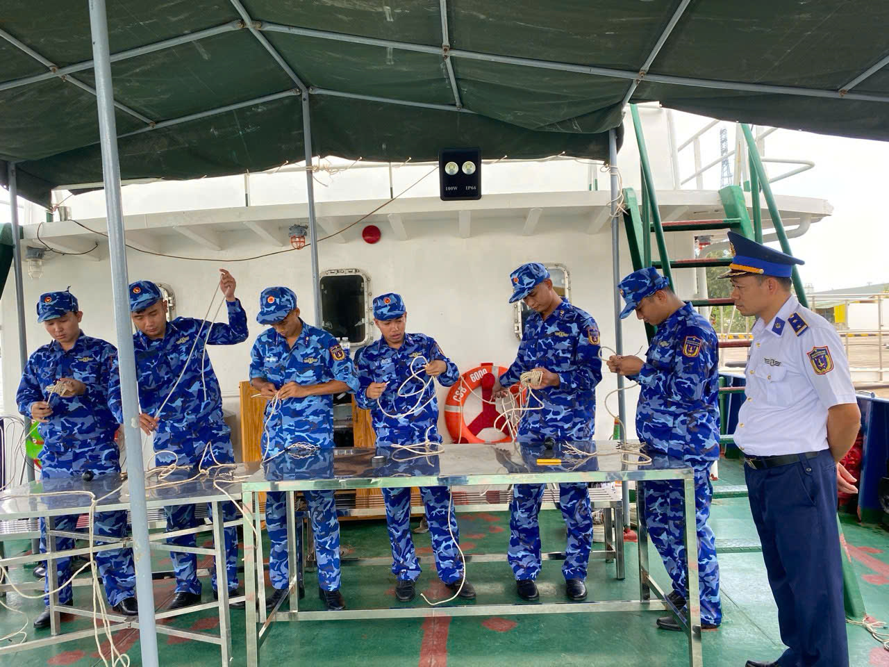Cán bộ, chiến sĩ thực hành nội dung chuẩn bị dây trong huấn luyện Thủy nghiệp