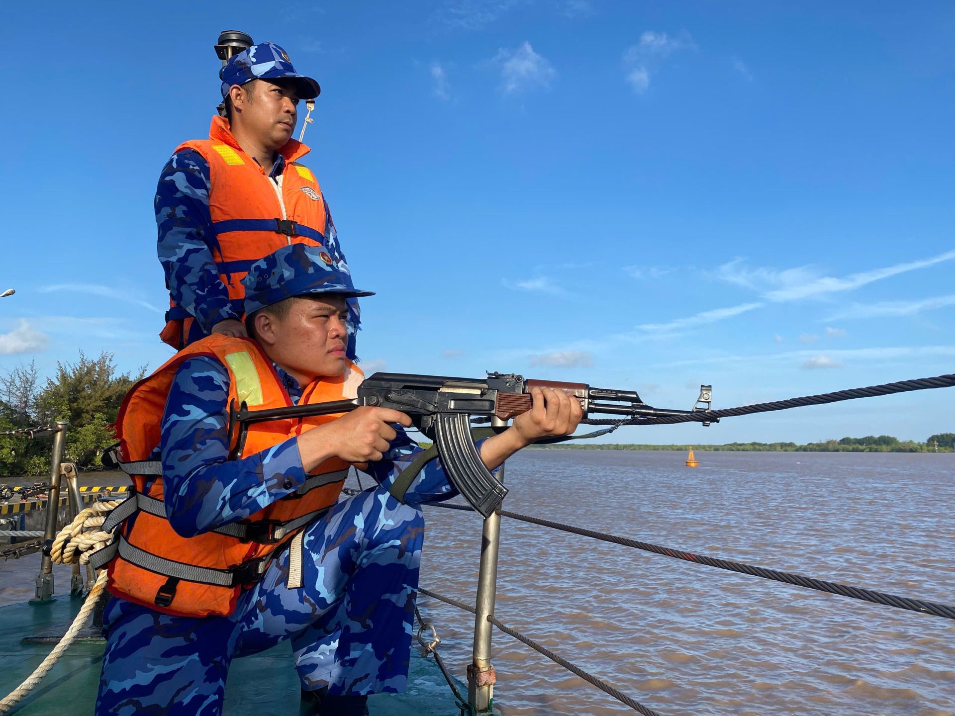 Hạ sỹ Dương Tuấn Vũ - Tàu CSB 2004 luyện tập bắn súng trên tàu