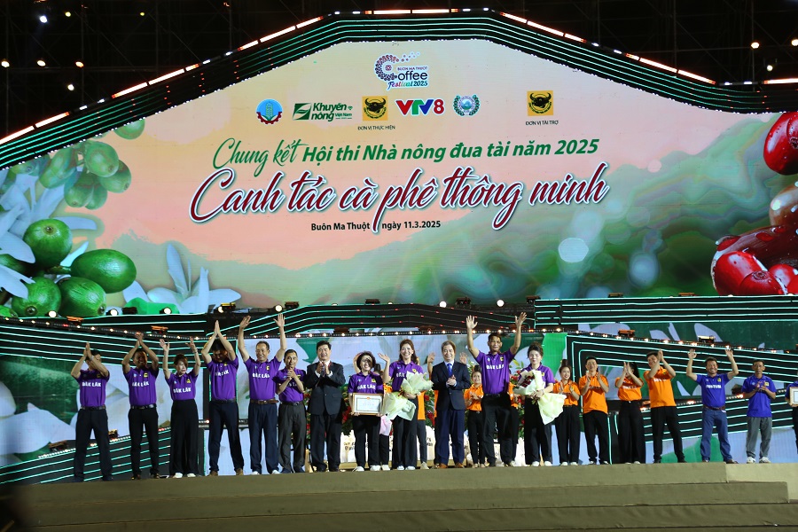 Ông Nguyễn Thiên Văn – Phó Chủ tịch UBND tỉnh Đắk Lắk và Ông Nguyễn Văn Thiệu Chủ Tịch HĐQT Công ty CP phân bón Bình Điền lên trao giải nhất cho đội Đắk Lắk