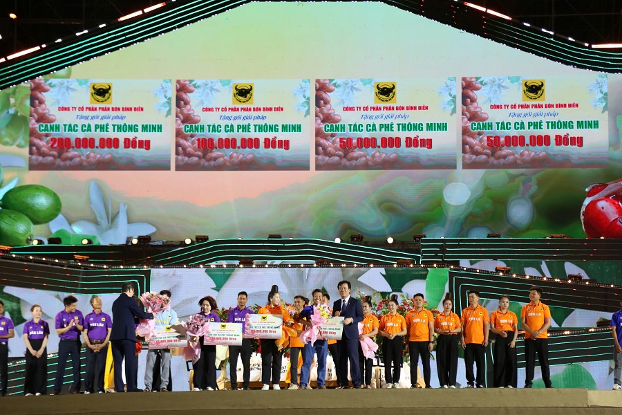 Ông Ngô Văn Đông – TGĐ Công ty CP phân bón Bình Điền – Đơn vị đồng tổ chức và tài trợ của Hội thi trao thưởng cho các đội. Ông Ngô Văn Đông – TGĐ Công ty CP phân bón Bình Điền – Đơn vị đồng tổ chức và tài trợ của Hội thi trao thưởng cho các đội.