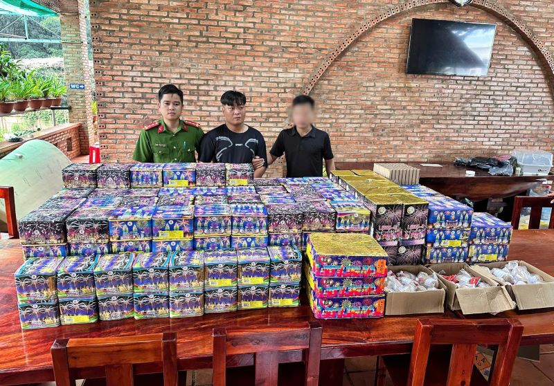 Lực lượng chức năng Hà Tĩnh triệt phá đường dây buôn bán hơn 1 tấn pháo qua mạng.