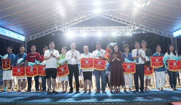 Ban Tổ chức trao cờ và quà lưu niệm cho các đoàn VĐV