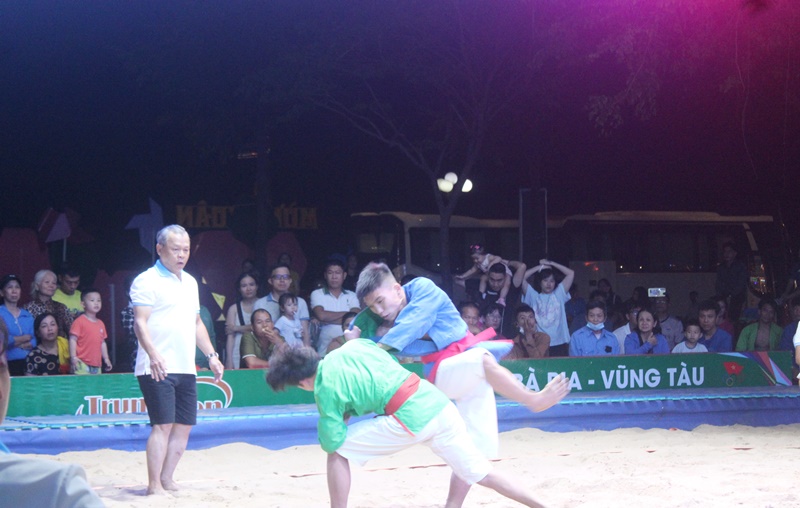 Các VĐV thi đấu ngay sau lễ khai mạc