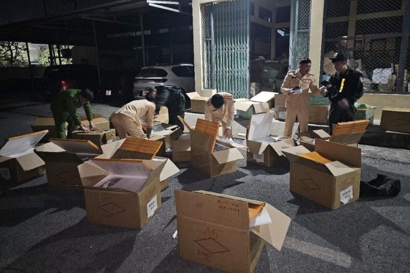 Công an Hà Tĩnh phát hiện và bắt giữ 8.100 màn hình điện thoại nhập lậu.