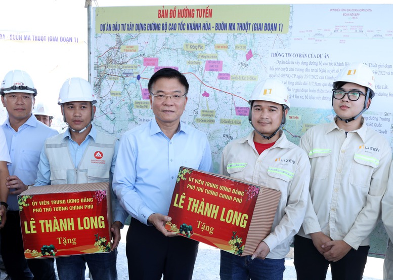 Phó Thủ tướng tặng quà cho cán bộ, kỹ sư, người lao động trên các công trường thi công đường cao tốc - Ảnh: VGP/Đức Tuân Phó Thủ tướng tặng quà cho cán bộ, kỹ sư, người lao động trên các công trường thi công đường cao tốc - Ảnh: VGP/Đức Tuân