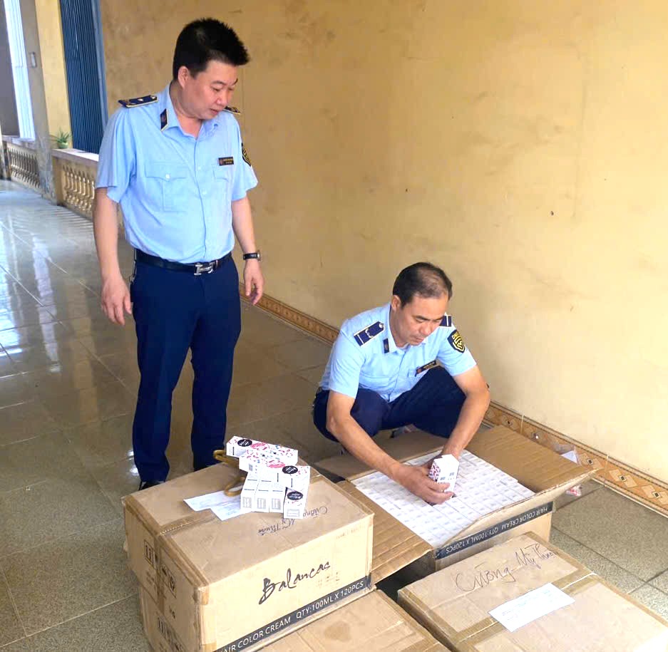 Lực lượng quản lý thị trường Nam Định tạm giữ lô hàng mỹ phẩm vi phạm