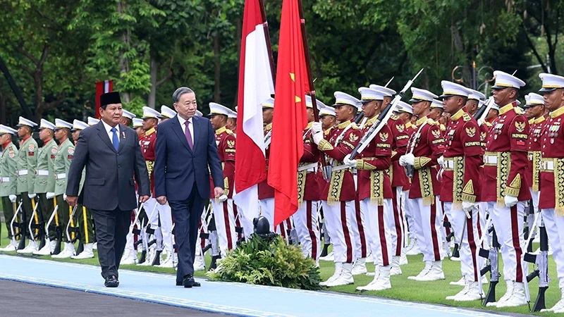 Tổng Bí thư Tô Lâm và Tổng thống Indonesia Prabowo Subianto duyệt đội danh dự. (Ảnh TTXVN)