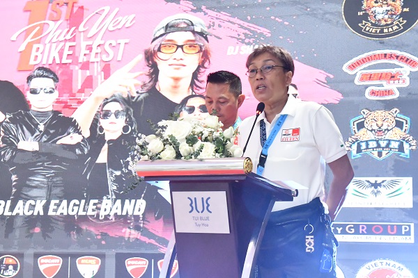 Đại diện Ban Tổ chức sự kiện diễu hành mô tô Phú yên phát biểu