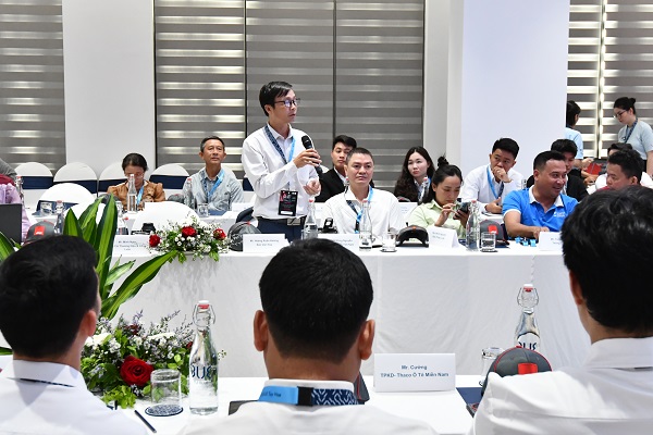 Các nhà báo đặt câu hỏi