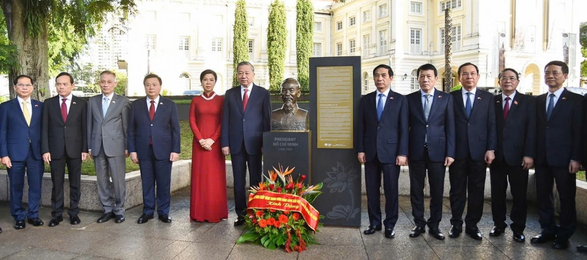 Tổng Bí thư Tô Lâm, Phu nhân và đoàn công tác dâng hoa tại Tượng đài Chủ tịch Hồ Chí Minh