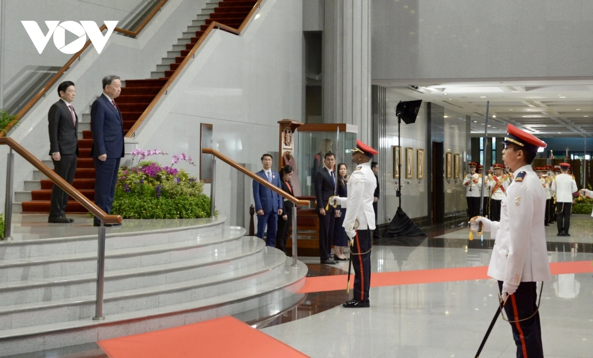 Đội trưởng Đội Danh dự Singapore tới chào và mời Tổng Bí thư Tô Lâm duyệt Đội Danh dự