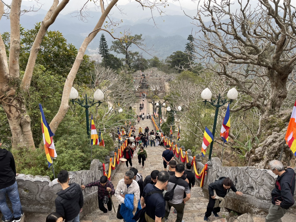 Khu di tích quốc gia đặc biệt Yên Tử đã đón hàng nghìn lượt khách đến tham quan, chiêm bái.