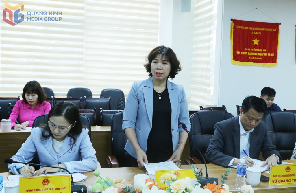 Giám đốc Sở Nội vụ Bùi Thị Bính báo cáo tại buổi giám sát.