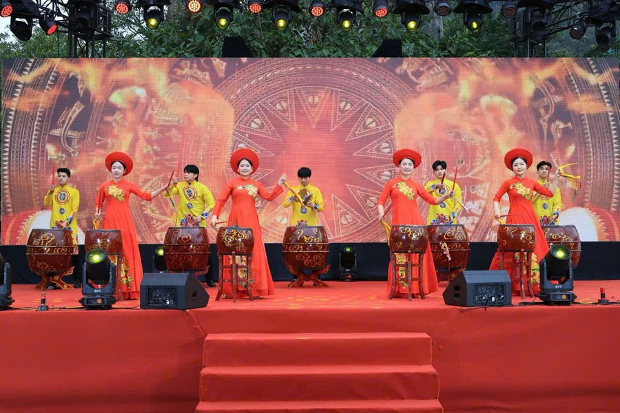 Chương trình khai mạc hấp dẫn với nhiều tiết mục nghệ thuật đặc sắc. Chương trình khai mạc hấp dẫn với nhiều tiết mục nghệ thuật đặc sắc.