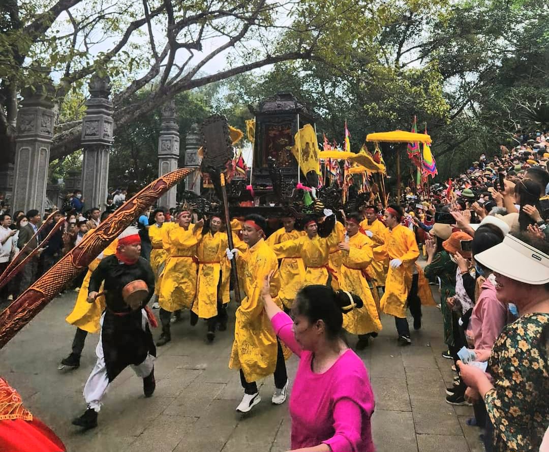 Tham gia nghi thức rước kiệu là những thanh niên khỏe mạnh được lựa chọn kỹ càng.